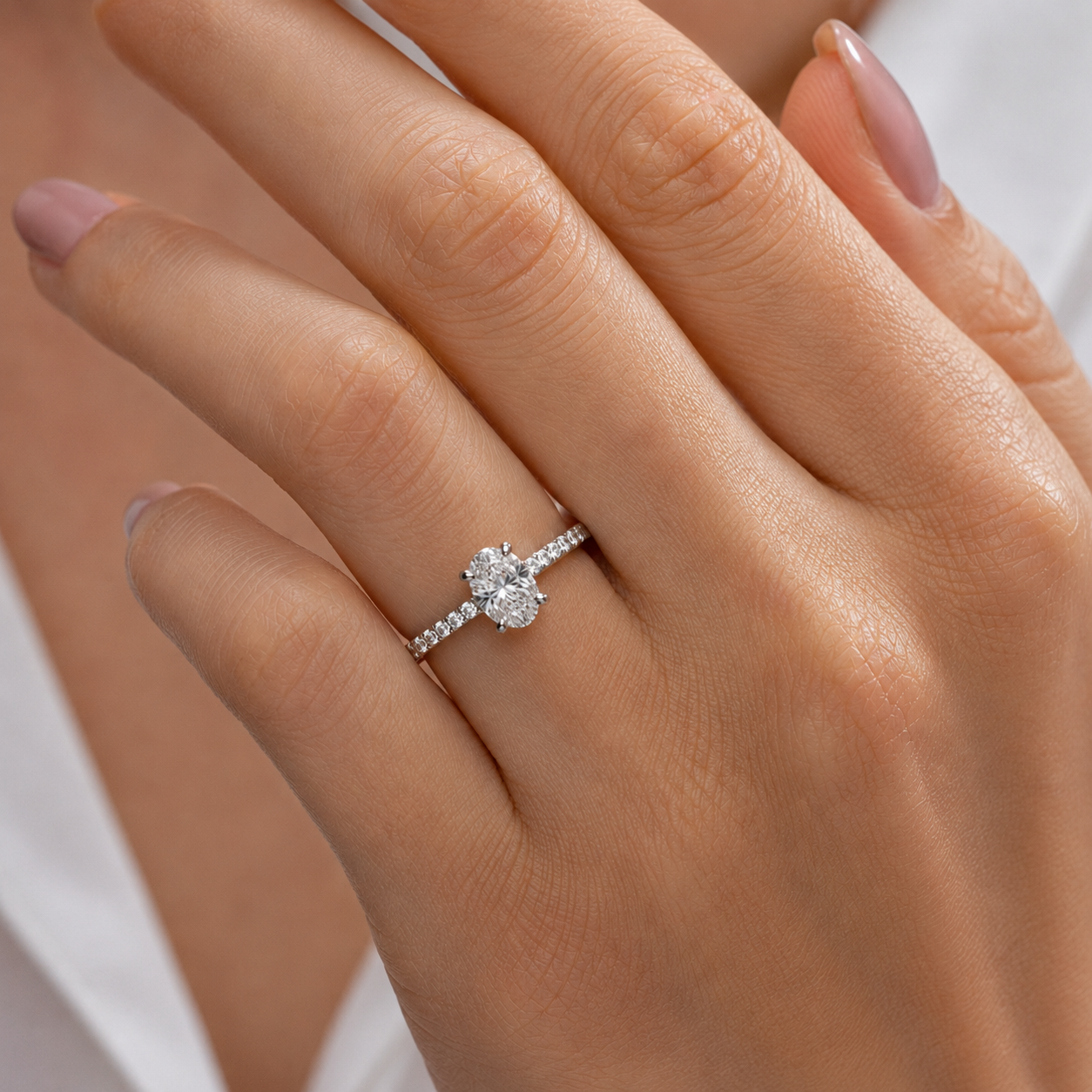 GIORO Vivienne – Verlobungsring aus 585 Weißgold mit ovalem Lab Grown Diamanten 1,00 ct D/VS1